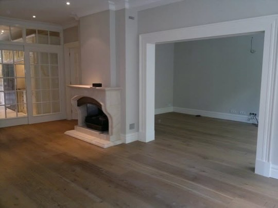 Interieur met klassieke schouw en binnenschilderwerk