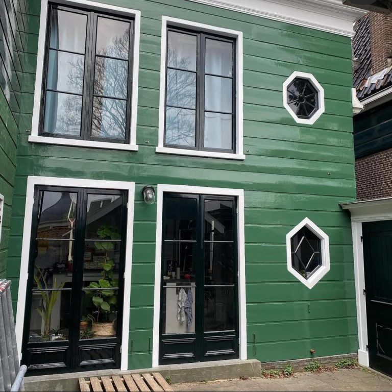 Monumentaal schilderwerk aan de Amsterdamse grachten.